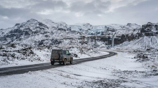 partez pour une semaine de road-trip hivernal en islande et découvrez des paysages grandioses, des cascades gelées, des glaciers et des aurores boréales.