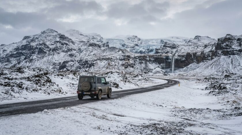 partez pour une semaine de road-trip hivernal en islande et découvrez des paysages grandioses, des cascades gelées, des glaciers et des aurores boréales.